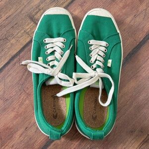 Cariuma Women’s Vibrant Green Sneakers